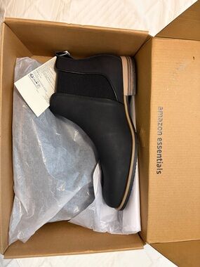 Amazon Essentials Black Chukka Chelsea Boots with Tan Trim